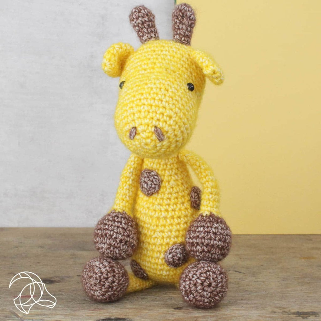 Inhalt des Hardicraft Häkelsets George Giraffe mit Garn und Zubehör