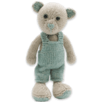 Hardicraft Strickset John Bär mit fertiger Strickfigur und hellblauer Latzhose