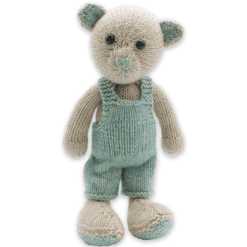 Hardicraft Strickset John Bär mit fertiger Strickfigur und hellblauer Latzhose