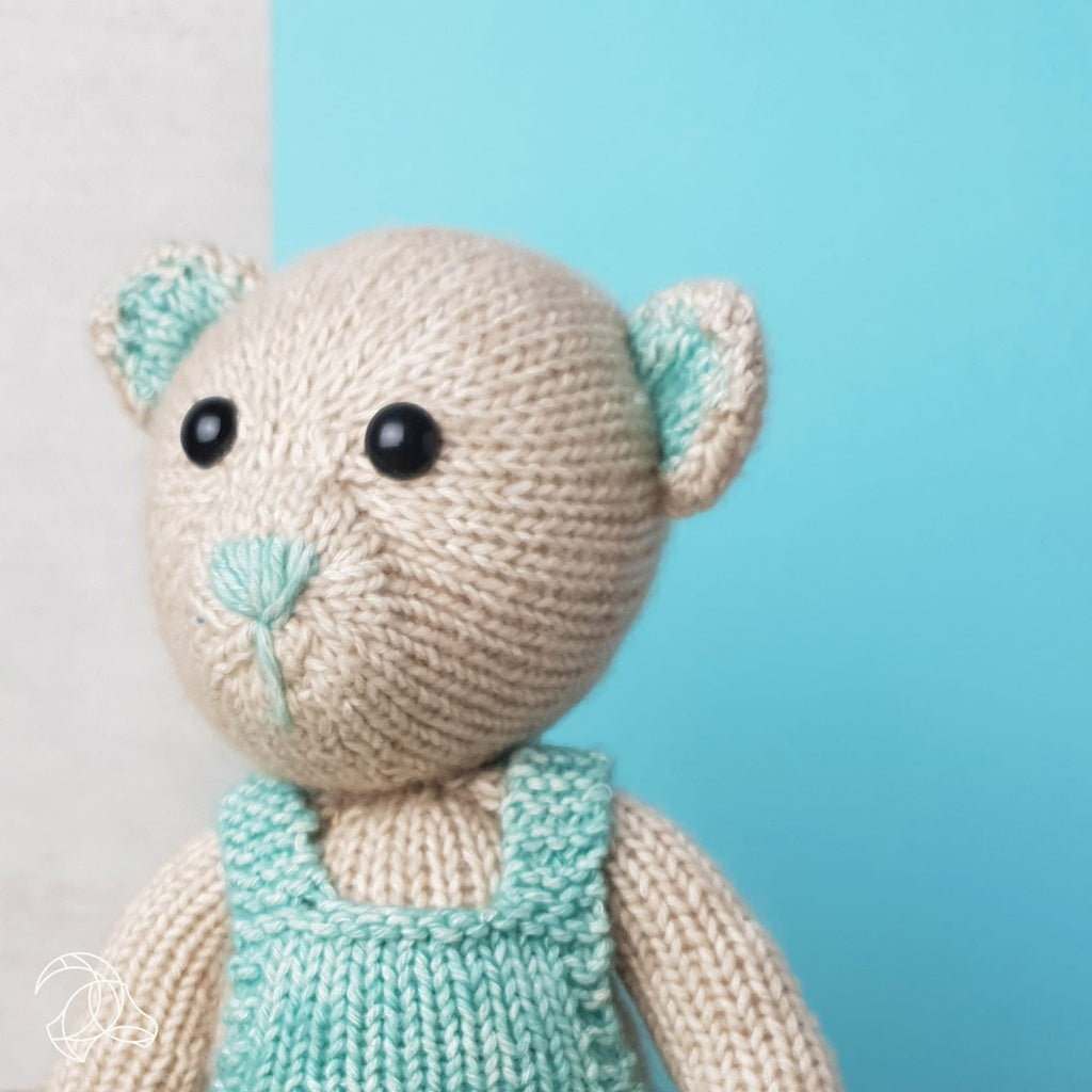 Gestrickter Bär John von Hardicraft in Beige und Hellblau
