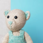 Gestrickter Bär John von Hardicraft in Beige und Hellblau