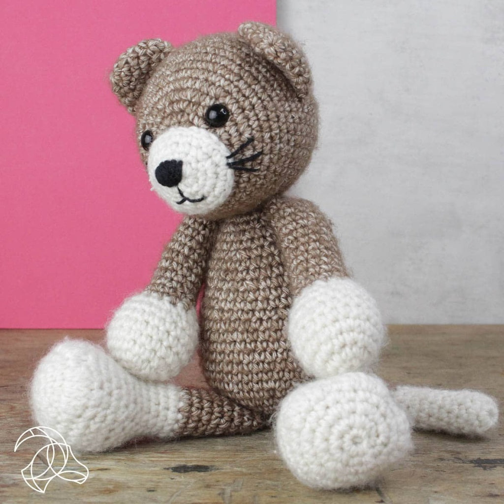 Seitenansicht der Hardicraft Amigurumi-Katze Robbin